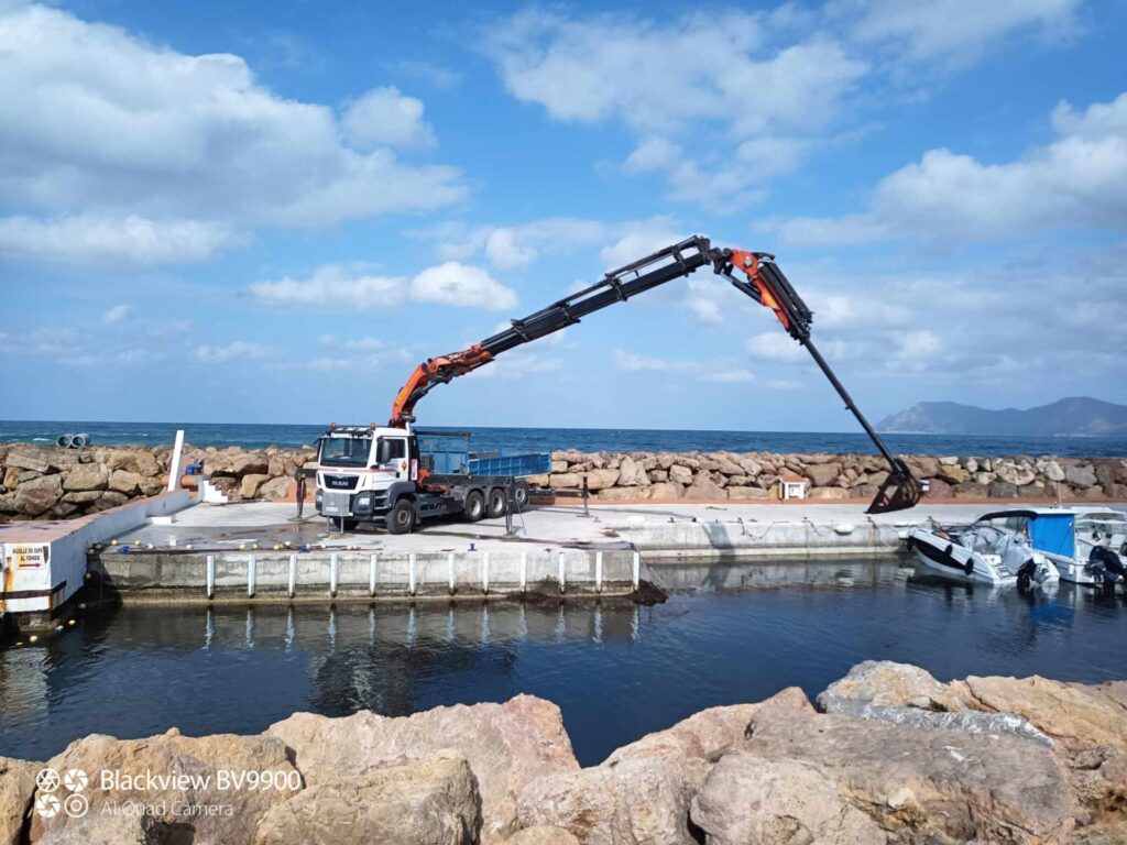 Grúa grande con 30 metros con bivalva en Mallorca