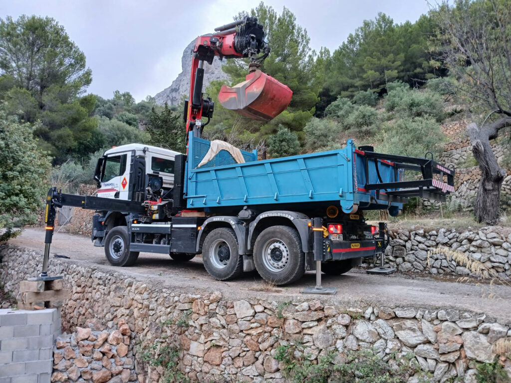 Grúa media de 17 metros con bivalva en Mallorca