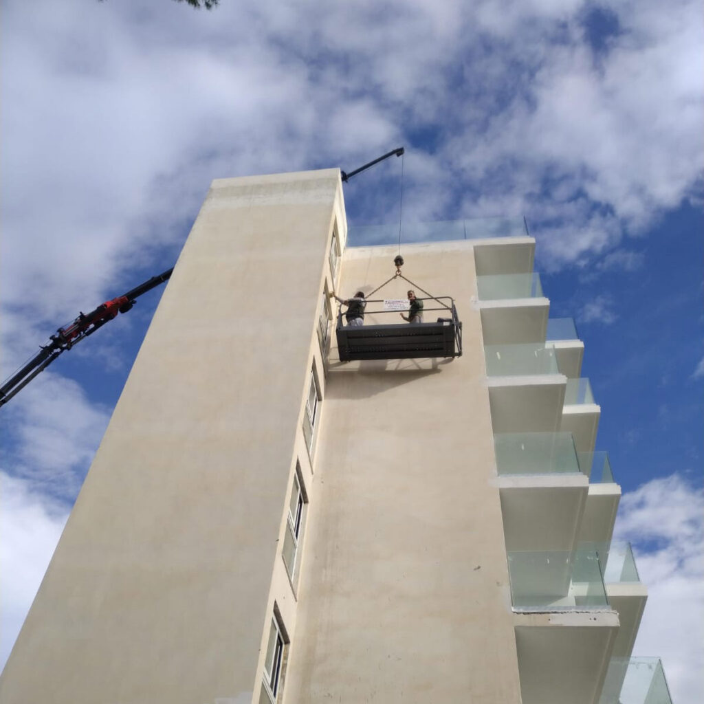 Cesta con andamio colgante en Mallorca con Transmoll